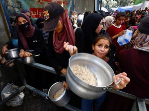 Potret Warga Palestina Padati Dapur Umum untuk Bertahan Hidup