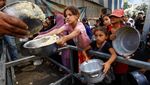 Potret Warga Palestina Padati Dapur Umum untuk Bertahan Hidup