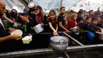 Potret Warga Palestina Padati Dapur Umum untuk Bertahan Hidup