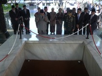 Video: Momen Prabowo-Gibran Berdoa di Depan Sumur Lubang Buaya