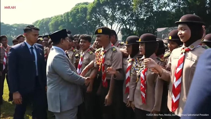 Prabowo saat menyapa para pelajar usai upacara di Lubang Buaya (dok. YouTube Setpres)