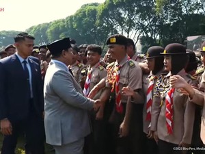 Momen Prabowo Sapa dan Bercanda dengan Pelajar Usai Upacara di Lubang Buaya