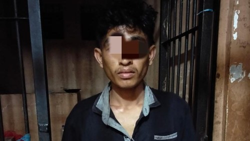 Preman berinisial IK (26) yang palak sopir pisang di Dompu, NTB, ditangkap Rabu (1/10/2025). (Polres Dompu)
