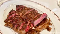 Privy mengusung vibe steakhouse ala New York yang sophisticated tapi tetap terkesan santai untuk disambangi. Atmosfernya tenang, dewasa, dan berkelas. Foto: detikFood/Sonia Basoni