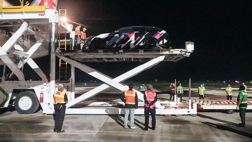 Proses kedatangan kargo logistik MotoGP di Bandara Lombok, Selasa (30/9/2025). Foto: MGPA