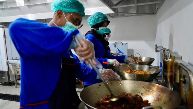 Proses pengolahan MBG di dapur SPPG Brimob Polda Riau terjamin steril dan higienis.