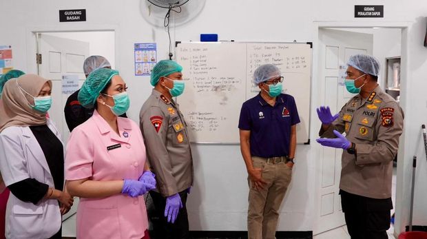 Proses pengolahan MBG di dapur SPPG Brimob Polda Riau terjamin steril dan higienis.