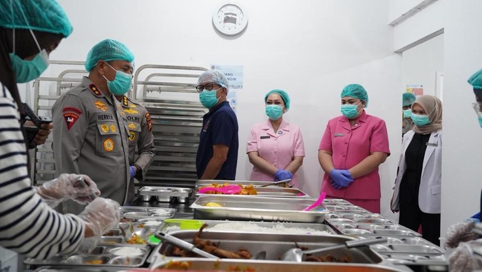Proses pengolahan MBG di dapur SPPG Brimob Polda Riau terjamin steril dan higienis.