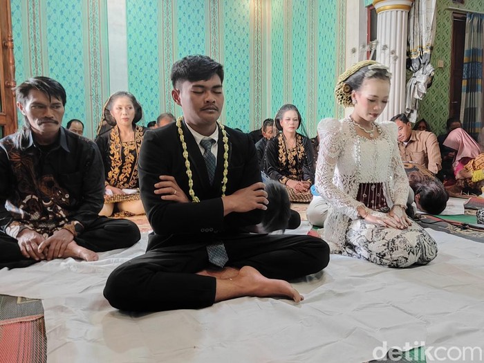 Prosesi pernikahan sesuai kepercayaan Sapta Darma di Dusun Maron, Desa Temanggung, Kecamatan Kaliangkrik, Kabupaten Magelang, Selasa (1/10/2025).