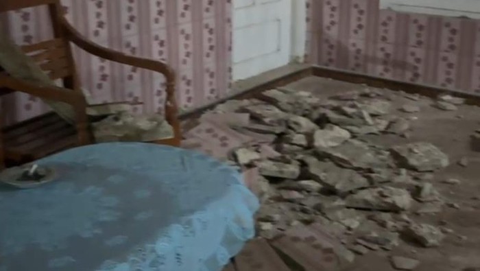 Puing dinding rumah warga yang roboh akibat gempa di Sumenep (dok.BNPB)