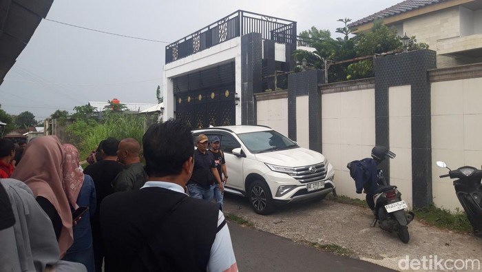Puluhan nasabah asal Jawa Timur, menggeruduk rumah pimpinan Koperasi BLN di Boyolali, Rabu (1/10/2025).