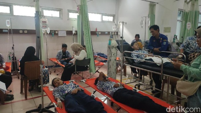 Puluhan siswa SMPN 3 Banjar, Jawa Barat, diduga keracunan MBG, Rabu (1/10/2025).