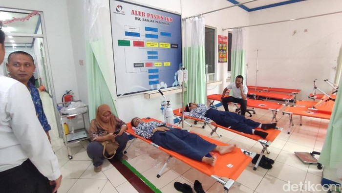 Puluhan siswa SMPN 3 Banjar, Jawa Barat, diduga keracunan MBG, Rabu (1/10/2025).
