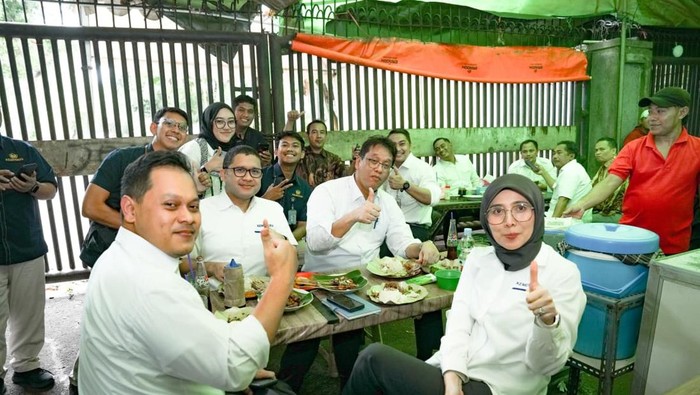 Purbaya makan di warung kaki lima