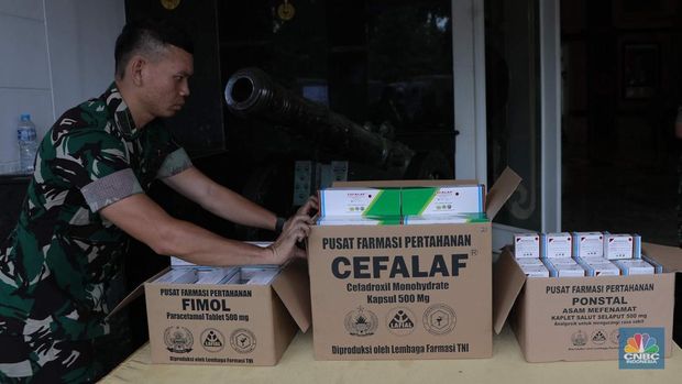 Pusat Farmasi Pertahanan Baharwathan Kemhan, Bantuan Obat-obatan Produksi Pabrik Obat Pertahanan Negara Kepada Koperasi Desa/Kelurahan Merah Putih (KDKMP) di Jakarta, Rabu (1/10/2025). (CNBC Indonesia/Muhammad Sabki)