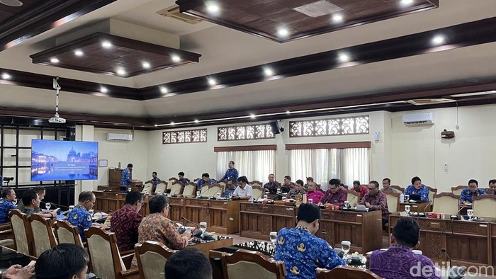 Rapat gabungan Pemprov Bali bersama DPRD Bali di kantor DPRD Bali, Rabu (1/10/2025).