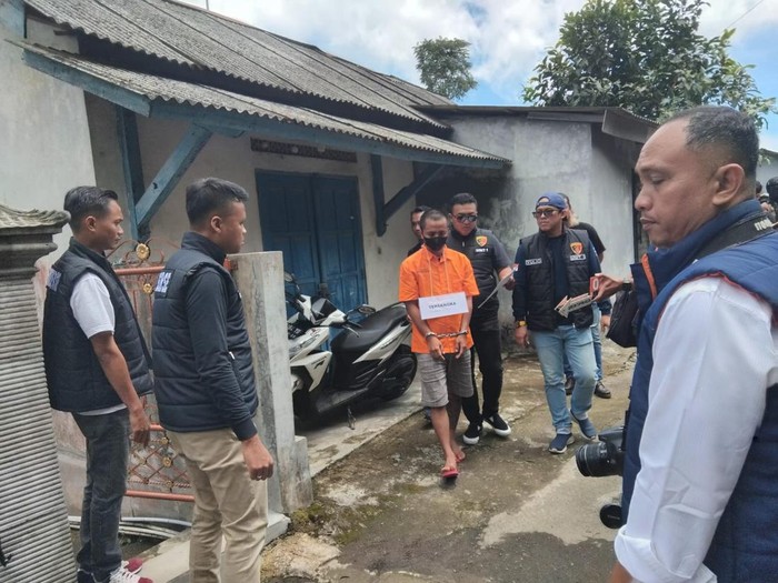 Rekonstruksi kasus pembunuhan pensiunan guru di Desa Berjo, Ngargoyoso, Kabupaten Karanganyar, Rabu (1/10/2025).
