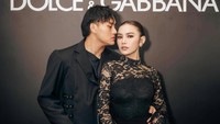 Rizky Febian bahkan sempat membuat heboh terkait video saat santai bareng Mahalini dan adiknya, Njan, sambil buat lagu. Iya itu kan lagunya Njan, yang buat aku sama Lini. Itu buatnya dadakan, jadi aku ada nada nih, terus disautin Lini, seru banget, jadi lagu deh, tuturnya. (Foto: dok Instagram rizkyfbian)