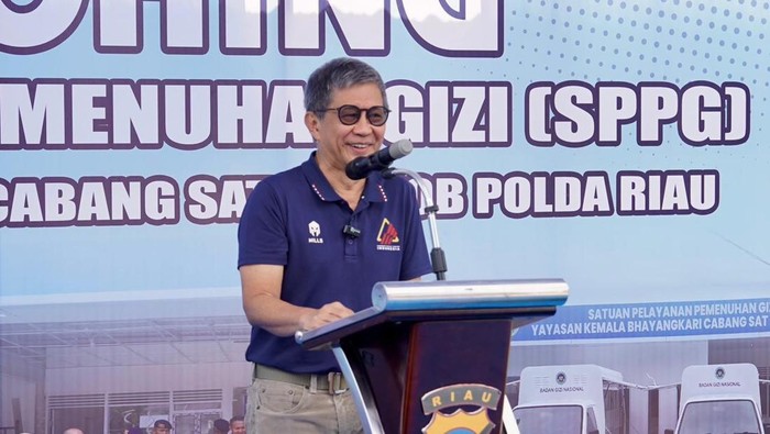 Rocky Gerung saat menghadiri peresmian dapur SPPG Brimob Polda Riau, Rabu (1/10/2025).
