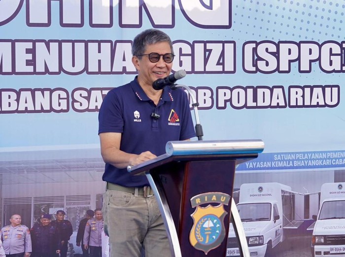 Rocky Gerung saat menghadiri peresmian dapur SPPG Brimob Polda Riau, Rabu (1/10/2025).