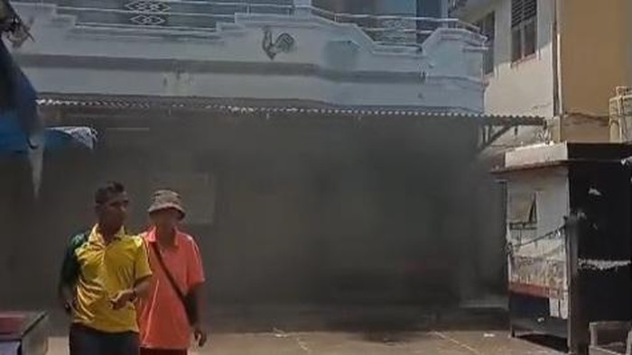 Asap tebal dari ruko sitaan PN Palembang hebohkan warga, diduga ulah maling.