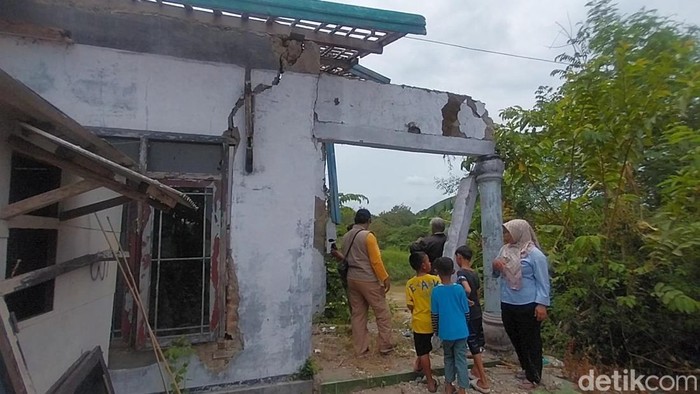 Rumah Citra Nofera yang ambruk terbawa arus Sungai Cimanuk, Kabupaten Majalengka.