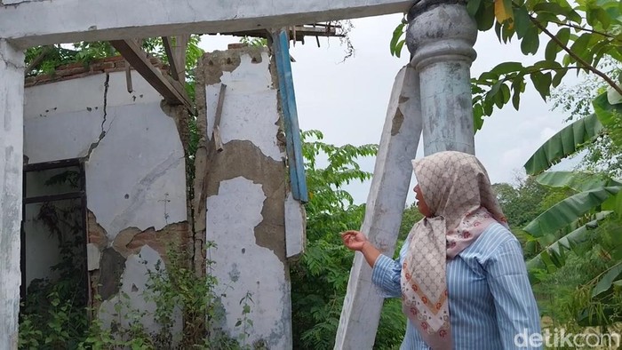 Rumah Citra Nofera yang ambruk terbawa arus Sungai Cimanuk.