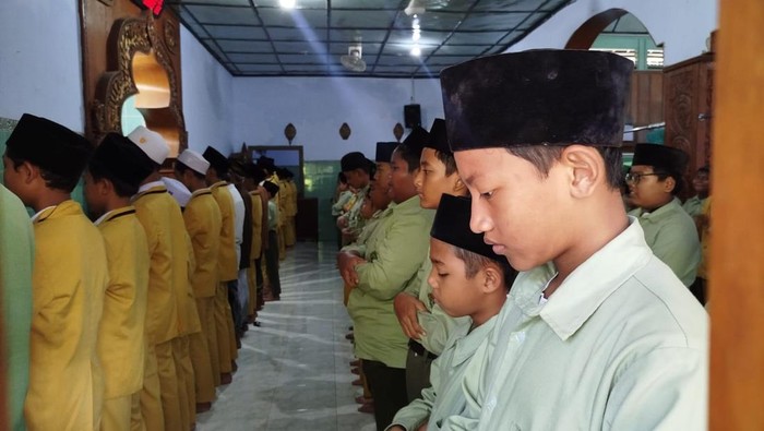Santri Ponpes Assyafi’iyyah, Ponorogo gelar salat gaib untuk santri korban ambruknya bangunan di Ponpes Al Khoziny, Sidoarjo