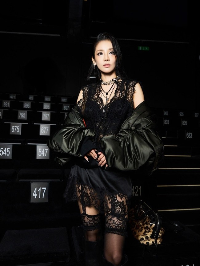 Idol K-Pop Sandara Park tampil di Milan Fashion Week belum lama ini dengan busana lace bergaya gothic. Mengenakan koleksi dari Dolce & Gabbana, personel 2NE1 ini memadukan busana lingerie dengan puffy jacket yang memberi kesan edgy. Foto: Instagram/@daraxxi