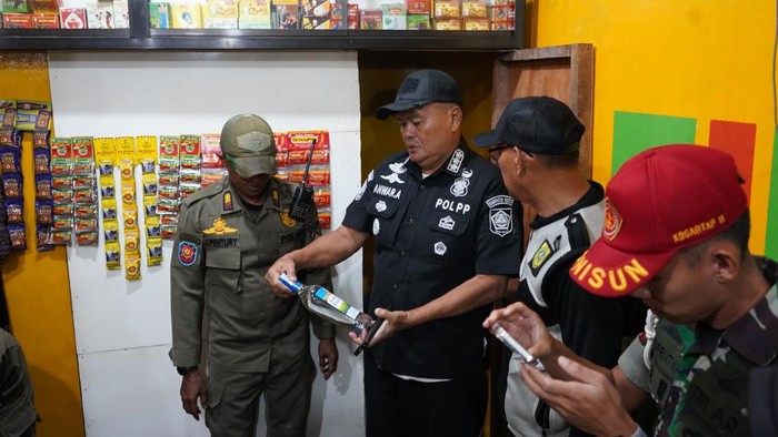 Satpol PP bersama TNI dan Polri merazia penjual minuman keras (miras) tanpa izin di kawasan Citereup, Bogor, Jawa Barat.
