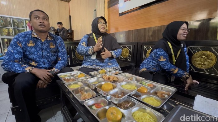 Sebanyak 763 porsi nasi kuning dari Program Makan Bergizi Gratis (MBG) di SMPN 5 Rembang dikembalikan ke penyedia, Rabu (1/10/2025).