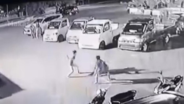 Sekelompok OTK menyerang pria hingga jatuh bangun di Masjid Islamic Center Bulukumba.