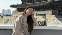 Kalau ini momen ketika wanita 33 tahun itu mampir ke kafe populer di daerah Suwon. Sabrina memesan sejumlah minuman sambil duduk santai dengan pemandangan langsung ke benteng Hwaseong. Foto: Instagram @sabrinachairunnisa_