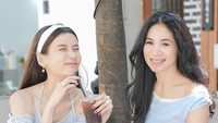 Salah satunya ketika Sabrina dan temannya duduk santai di sebuah kafe di Korea. Sabrina terlihat menikmati segelas es americano sedangkan temannya es latte. Foto: Instagram @sabrinachairunnisa_