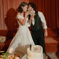 Rayakan Pernikahan, Selena Gomez & Benny Blanco Makan Kue Pengantin Tahun Lalu