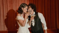 Rayakan Pernikahan, Selena Gomez & Benny Blanco Makan Kue Pengantin Tahun Lalu