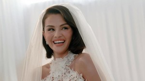 Gaunnya dilengkapi dengan tudung putih yang menjuntai. Bos Rare Beauty itu kelihatan seperti Princess Disney! (Foto: dok. Instagram @selenagomez)