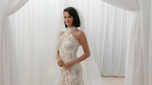Selena tampil anggun dengan gaun putih transparan bermotif bordir. Ada detail tersembunyi lo dalam bordiran motif gaun ini yaitu inisial namanya dan Benny. (Foto: dok. Instagram @selenagomez)