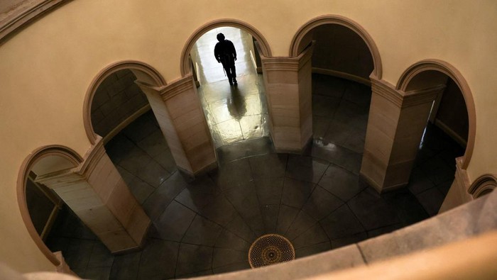 Sepi Sunyi Gedung Capitol Saat Pemerintah AS Shutdown A worker walks through a hallway at the U.S. Capitol in the hours before a partial government shutdown in Washington, D.C., U.S., September 30, 2025. REUTERS/Jonathan Ernst