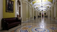 Lorong di luar ruang Senat AS tampak kosong di Gedung Capitol AS. Pemerintahan akan berhenti setelah Kongres gagal meloloskan RUU untuk mencegah penutupan yang deadline Selasa tengah malam. REUTERS/Jonathan Ernst