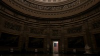 Bendera AS menyala di pintu masuk rotunda yang kosong. Shutdown kali ini akan menjadi yang pertama sejak 2018. Para pekerja pemerintah yang esensial akan tetap menjalankan peran mereka seperti biasa. Tetapi bagi mereka yang dianggap tidak esensial, para pekerja itu akan dirumahkan tanpa dibayar. REUTERS/Jonathan Ernst