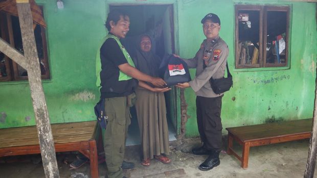 Polres Rembang saat menyalurkan bantuan Bedah Rumah Polri dan bansos kepada warga RT 06 RW 02, Desa Narukan, Kecamatan Kragan, Juri.