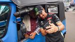 Seru! Duo Pembalap VR46 Racing Team Keliling Jakarta Naik Bajaj hingga MRT