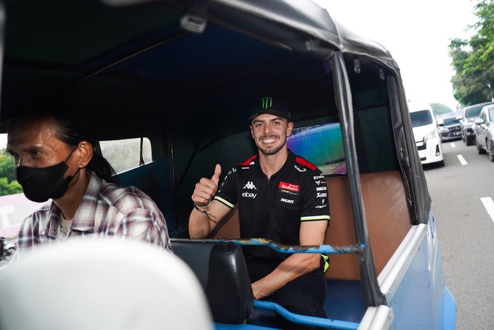 Duo pembalap VR46 Racing Team, Fabio Di Giannantonio dan Franco Morbidelli, seru-seruan keliling Jakarta jelang MotoGP Mandalika. Mereka naik bajaj hingga MRT, Rabu (1/10/2025).