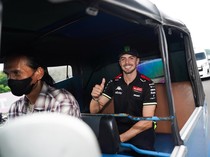 Seru! Duo Pembalap VR46 Racing Team Keliling Jakarta Naik Bajaj hingga MRT