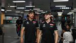 Seru! Duo Pembalap VR46 Racing Team Keliling Jakarta Naik Bajaj hingga MRT