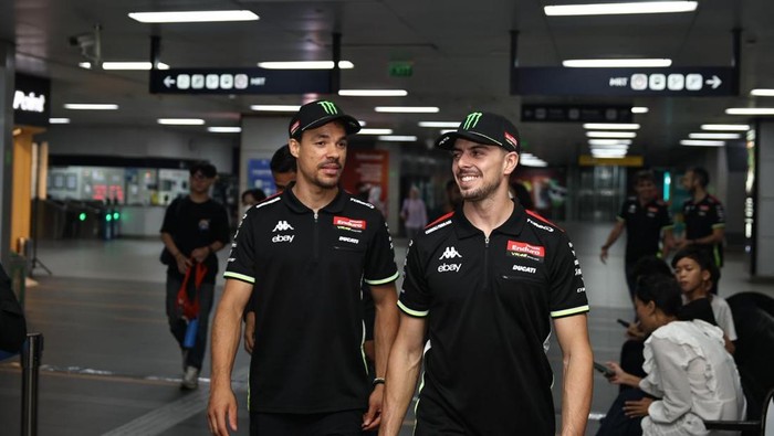 Duo pembalap VR46 Racing Team, Fabio Di Giannantonio dan Franco Morbidelli, seru-seruan keliling Jakarta jelang MotoGP Mandalika. Mereka naik bajaj hingga MRT, Rabu (1/10/2025).