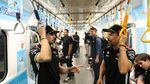 Seru! Duo Pembalap VR46 Racing Team Keliling Jakarta Naik Bajaj hingga MRT