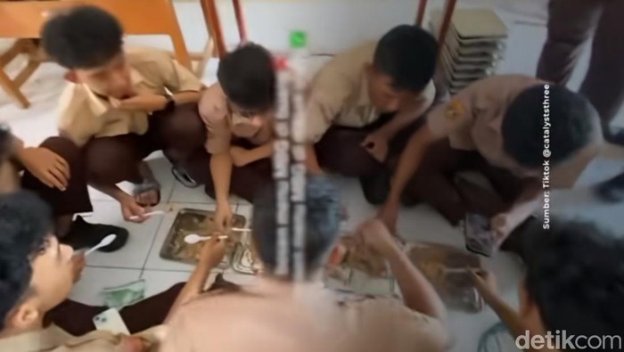 Siswa SMAN 9 memasak ulang menu MBG jadi nasi goreng.