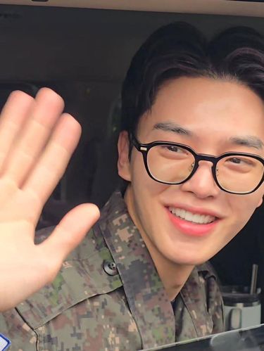 Song Kang Selesai Wajib Militer